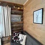 Arctic Ski-in Family - Lapland National Park, Slopes, Trails, Just Steps From Local Services, Yet Peaceful Апартаменты Пухатунтури